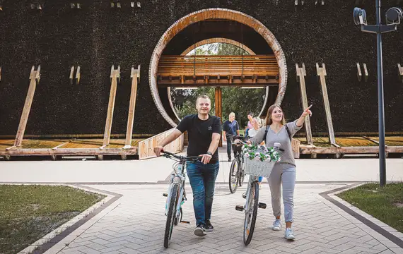 Gradierwerk im Kurpark Bad Sassendorf – Radfahrer