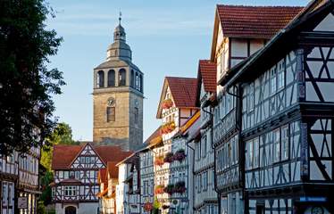 Fachwerk in der Kirchstraße mit Blick auf St. Crucis