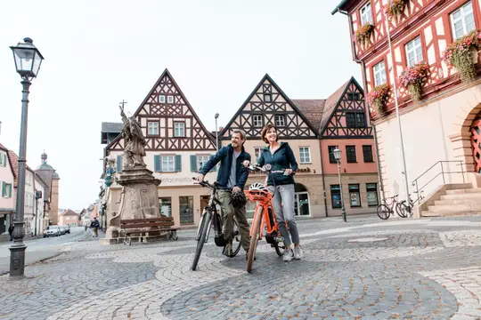 Radfahrer vor dem Rathaus Bad Staffelstein