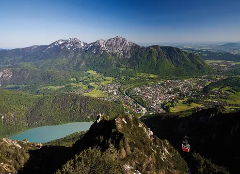 Tiefblick auf die Alpenstadt