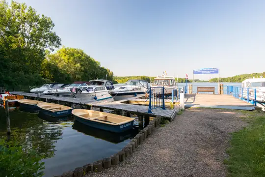BU Hoteleigener Bootsanleger am Schweriner See