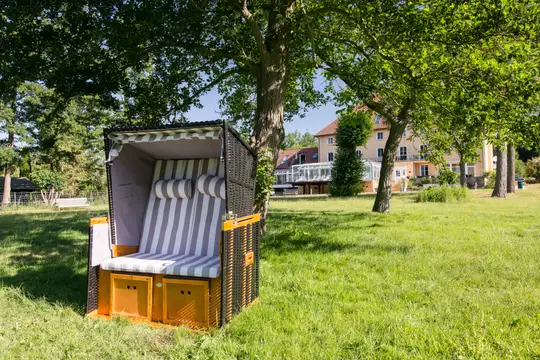 BU Sitzgelegenheiten und maritime Einflüsse auch rund um das Hotel