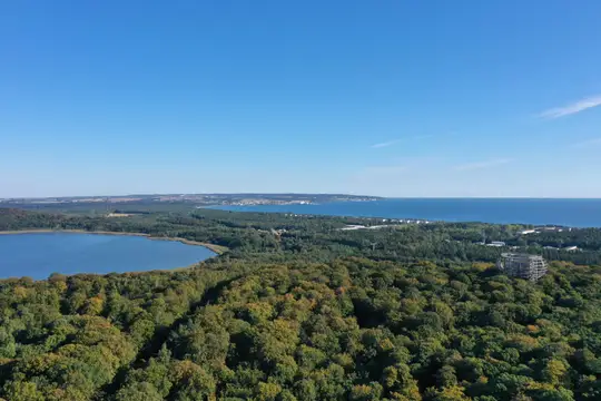 Blick über den Baumwipfelpfad Richtung Prora und Jasmund