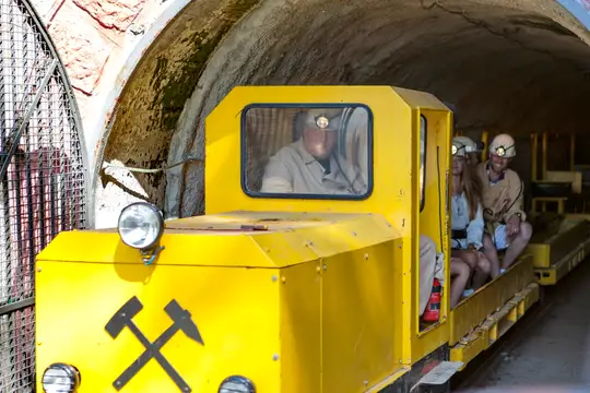 Besucher im Besucherbergwerk Rischbachstollen in St. Ingbert