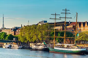 Die Alexander von Humboldt an der Weserpromenade Schlachte in Bremen