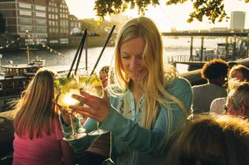 Cocktails bei Sonnenuntergang