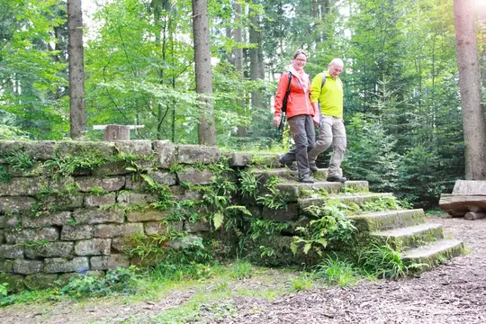 Premiumwanderweg Wanderer beim Schafott im Stadtwald