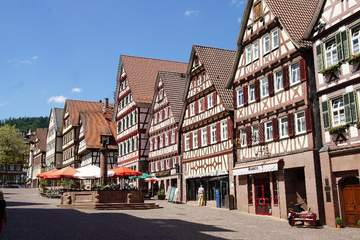 Marktplatz mit Fachwerkhäusern