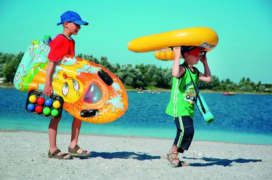 Kinder am Strand