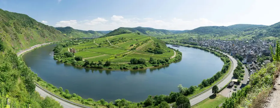 Blick vom Calmont auf die Mosel - der steilsten Weinberg Europas - gelegen  zwischen Ediger-Eller und Bremm