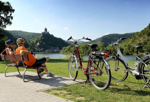 Radwandern an der Mosel – Blick auf die Reichsburg in Cochem