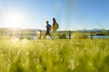 Wandern mit See und Bergblick