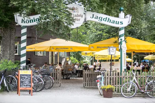 „Brutal-lokales“ Restaurant Jagdhaus