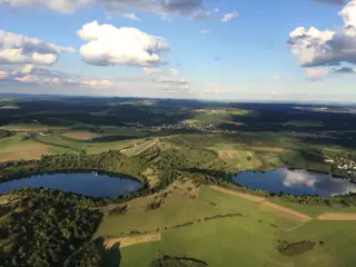 Luftbild 2 Maare (Vulkanseen) - eine weltweit einzigartige Vulkanlandschaft