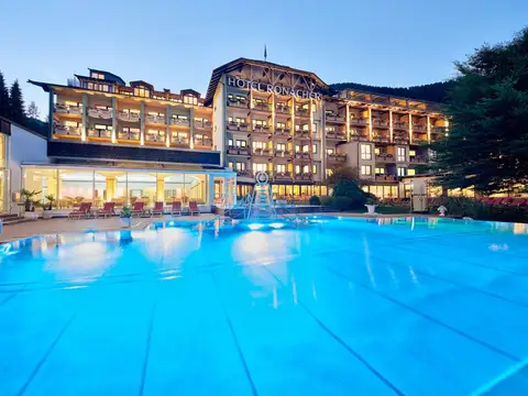Außenansicht - DAS RONACHER Therme & Spa Resort mit Thermalfreibad