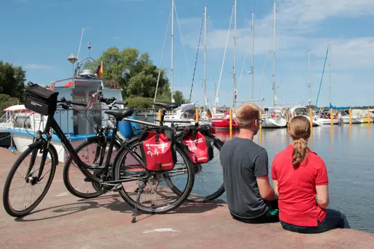 Radler am Hafen in Barhöft