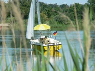 Boot auf dem Wagersee bei Weisingen im Dillinger Land