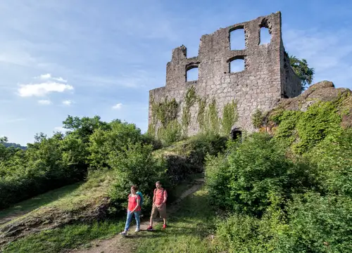 Wanderer an der Burgruine Falkenstein