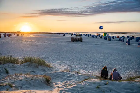 Sonnenuntergang im Sommer am Strand