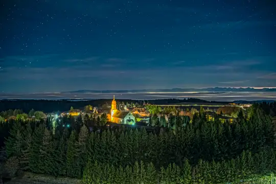 Höchenschwand bei Nacht – herrliche Aussicht auf die Alpen