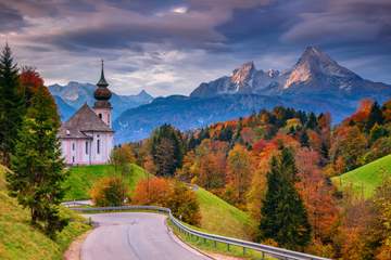 Aussicht auf die Alpen mit Kirche