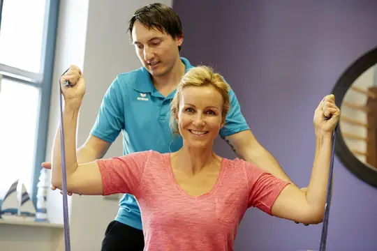 Frau bei Physiotherapie