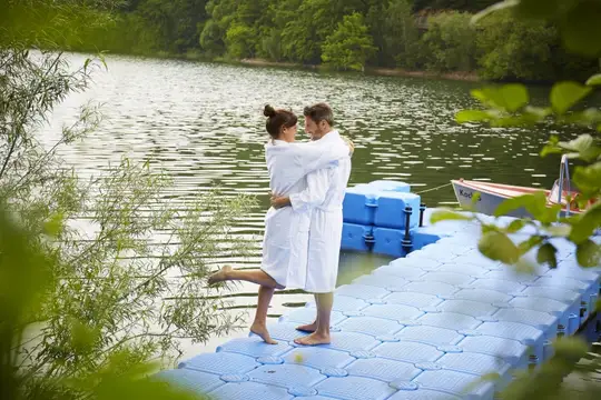 Badesteg mit Pärchen