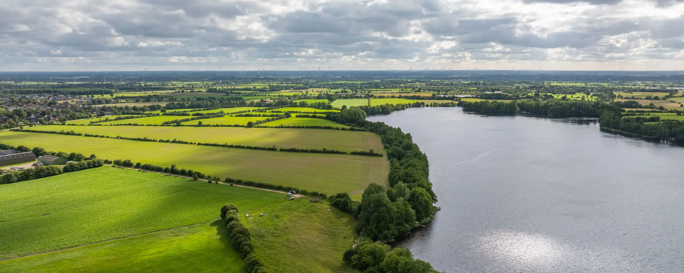 Grünes Binnenland in Schleswig-Holstein zwischen Nord- und Ostsee