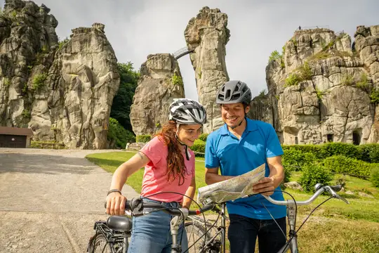  Radfahrer vor den Externsteinen im Teutoburger Wald