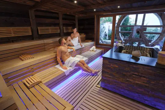 Panorama-Event-Sauna mit LED-Farbenspiel und Themenaufgüssen