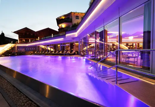 Infinity-Sport-Pool bei Nacht