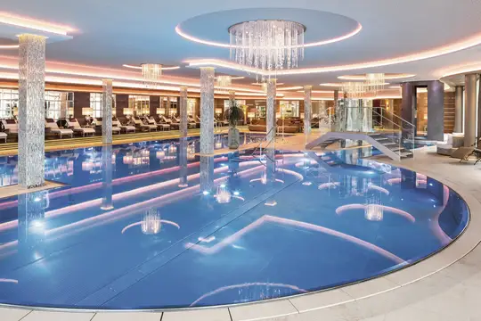 Wasserwelt mit Attaktionspool und Wasserfallturm