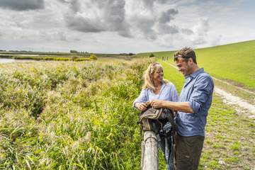 Wandern am Deich in der Husumer Bucht