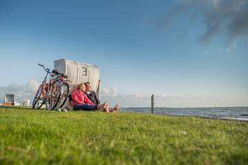 Radfahren entlang des Nordseeküsten-Radweges am Dockkoog