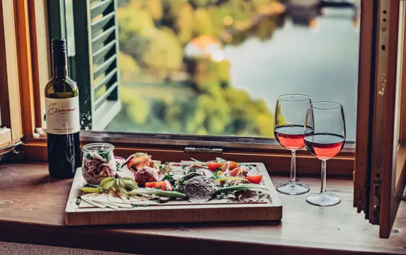 Vesperbrett mit Weinberg