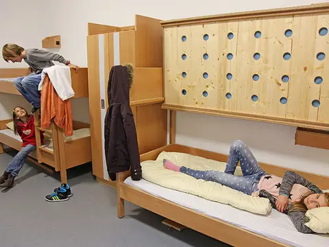 Einige Jugendherbergen bieten auch barrierefreie Zimmer an