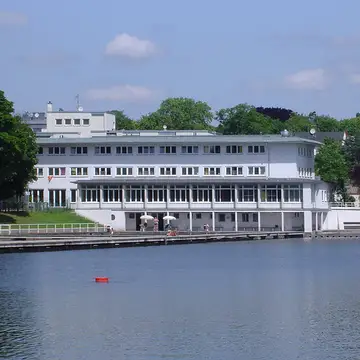 Jugendherberge Darmstadt  - citynah und direkt am Badesee „Großer Woog“