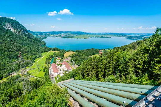Ausblick vom Industriedenkmal Walchensee-Wasserkraftwerk über den Kochelsee