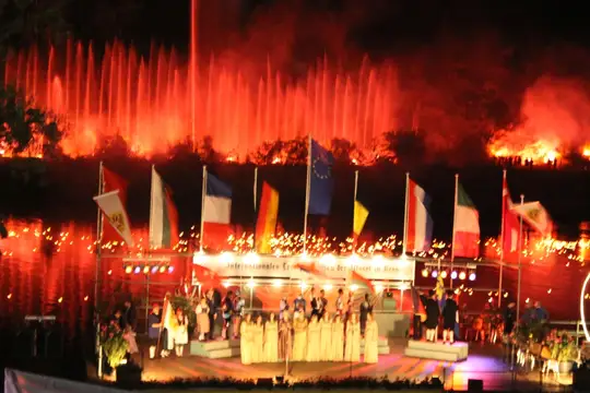 Flussfeier auf der schwimmenden Moselbühne am Trachtentreffen Kröv
