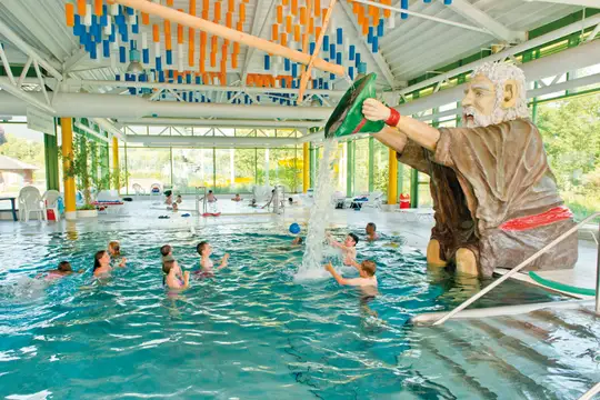 Osser-Riese im Hallenbad