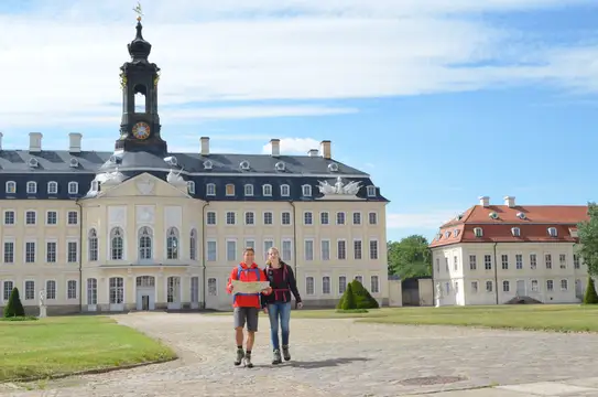 Wanderer vor Schloss Hubertusburg Wermsdorf