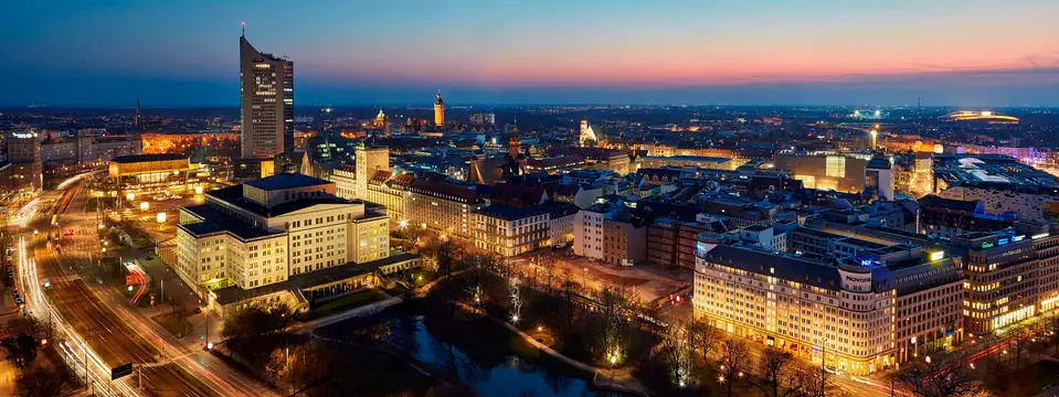 Skyline Leipzig bei Dämmerung