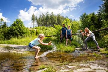 Familie am Flussbett