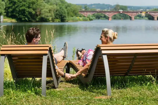 Holzliegen am Main