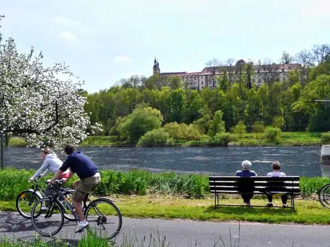 Auf dem Main-Radweg vor dem Kloster Triefenstein