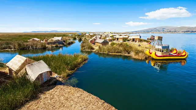 Typische Boote im Titicacasee