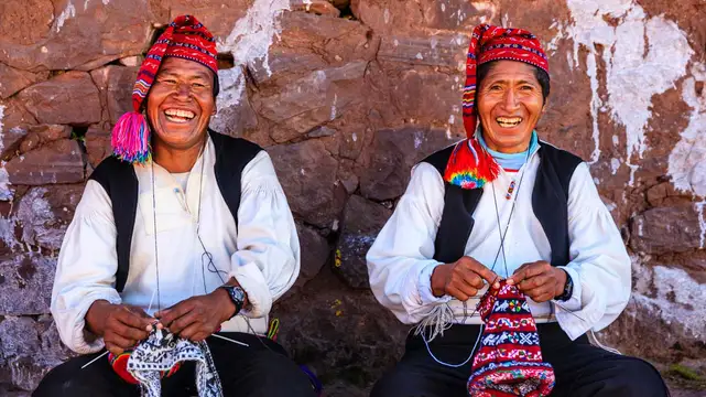 Peruaner am Titicacasee stricken Mützen