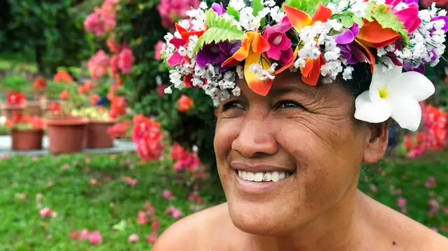 Cook-Inseln – Mann mit Kopfschmuck