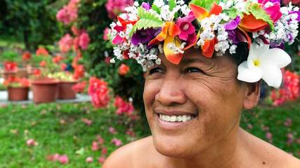 Cook-Inseln – Mann mit Kopfschmuck