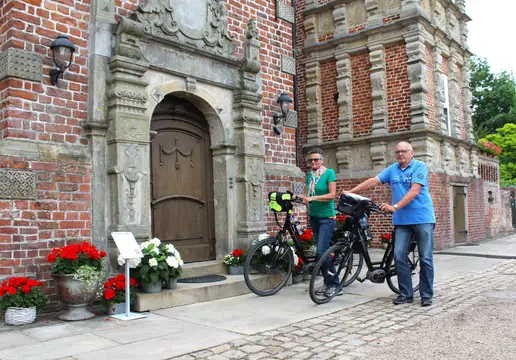 Radfahrer am Schloss Erbhof